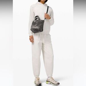 Lululemon On My Level Bag Ice Dye *Micro
Ink Vapor Ice Grey Multi Crossbody